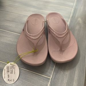 NEW Oofos Stardust women sandles size 8